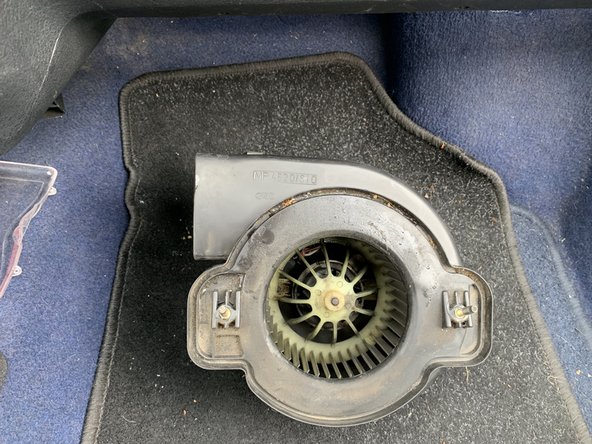 Démonter le pulseur en le tirant vers le bas.