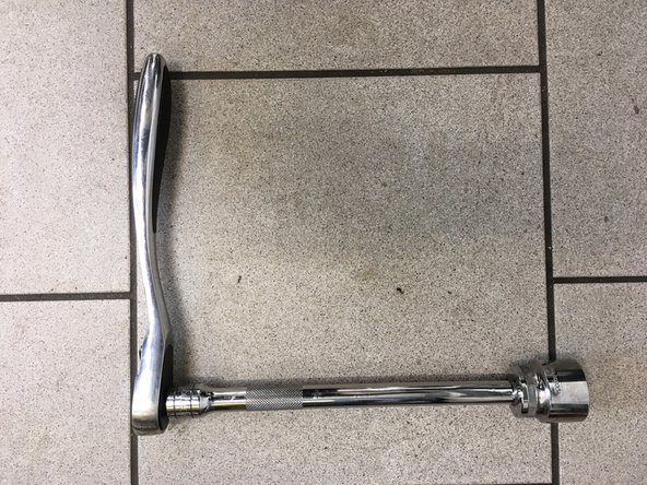 A l'aide du cliquet avec la rallonge et la douille de 32 dévisser les filtres à huile