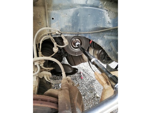 Cette étape est particulièrement difficile si vous n'êtes pas équipé un minimum (poignée articulée et rallonge ou pistolet pneumatique puissant...), le boulon étant très résistant et monté avec du frein filet