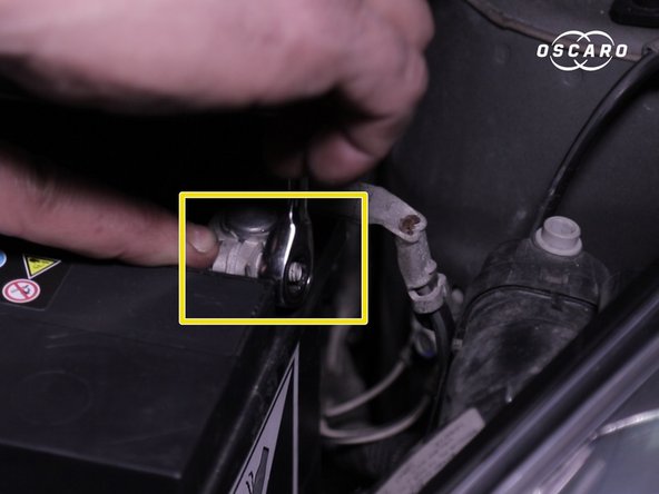 Reposer la cosse moins et resserrer  la vis maintenant la cosse