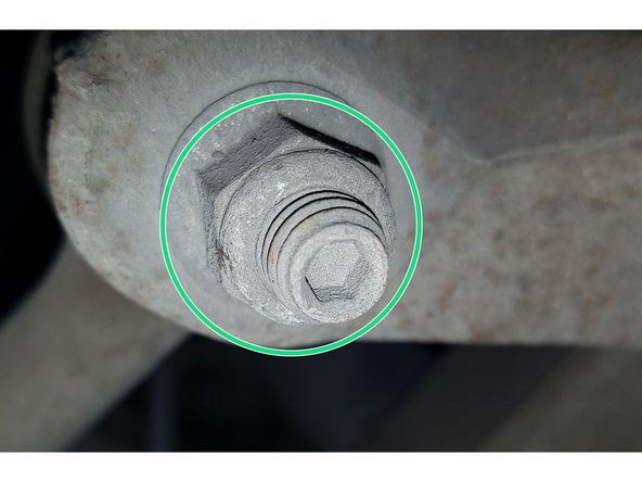 Avec une clé à œil de 15mm et une clé BTR de 5mm retirez l'écrou.