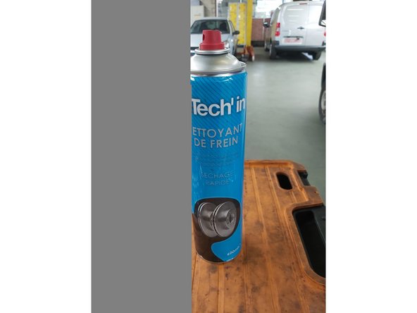 Nettoyez le support de l'étrier de frein et retirez toute poussière encrassement. Utilisez une brosse métallique. Servez-vous d'un nettoyant pour freins. Recommander : Attendez quelque minute après l'application.