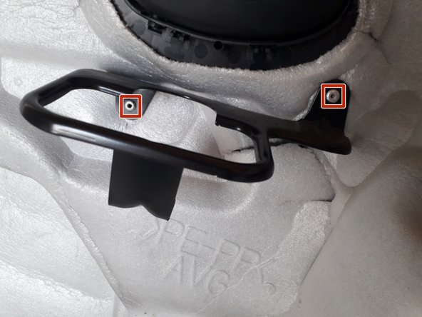 Percer les rivets des supports d'accoudoir