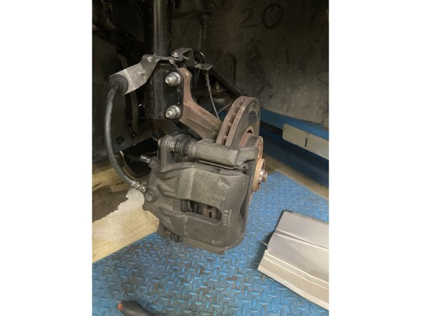 Puis remonter l’étrier sans oublier de remonter le flexible de frein et vérifier que le plaquette son bien monté