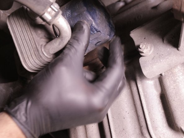 Dévisser le filtre à la main et le retirer