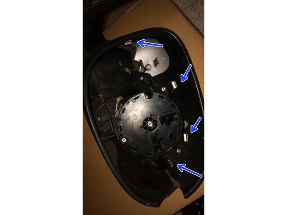 Détachez les 4 attaches de la coque et la déposer