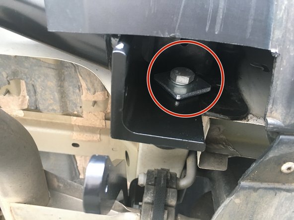 Installer l'attelage et insérer les deux vis avec rondelles à la place des vis de la traverse