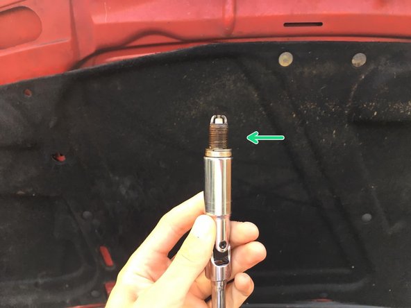 Les bougies viennent facilement et doivent rester dans la douille en remontant la douille