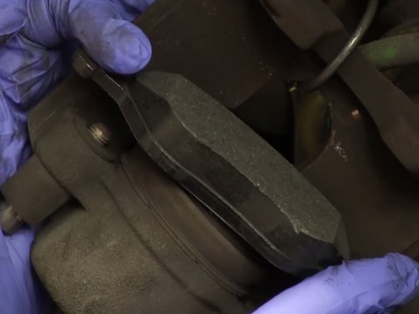 Replacer la première plaquette de frein sur le piston