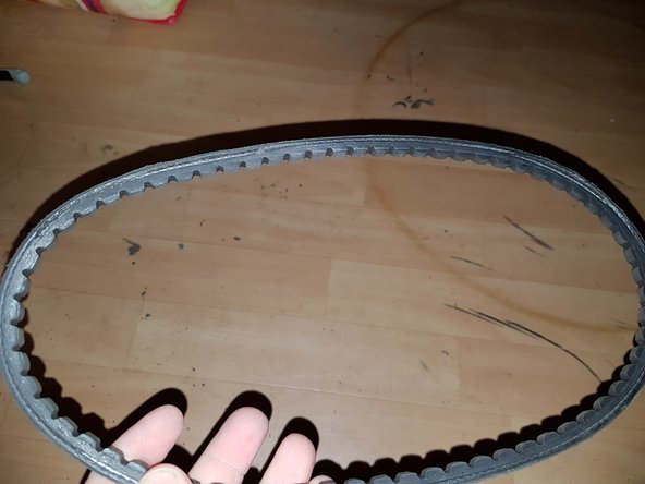 Tout d'abord, vérifier que la courroie que vous allez mettre est de la meme dimension.