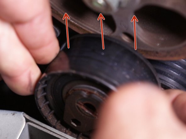 Retirer l’écrou du galet tendeur et enlevez le