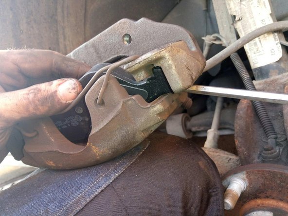 Vérifiez que les nouvelles plaquettes sont identiques aux anciennes puis montez les :