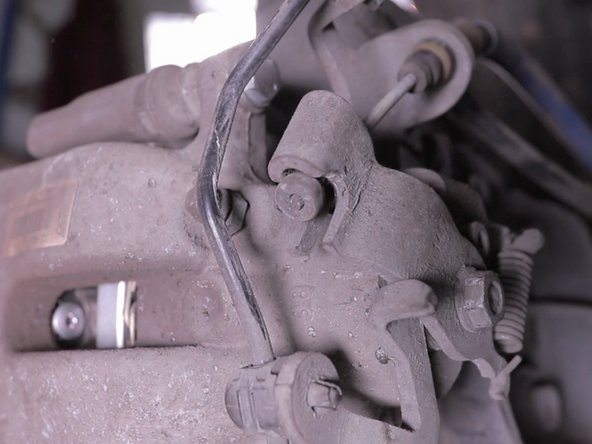 Appuyer plusieurs fois sur la pédale de frein afin de remettre en place le piston