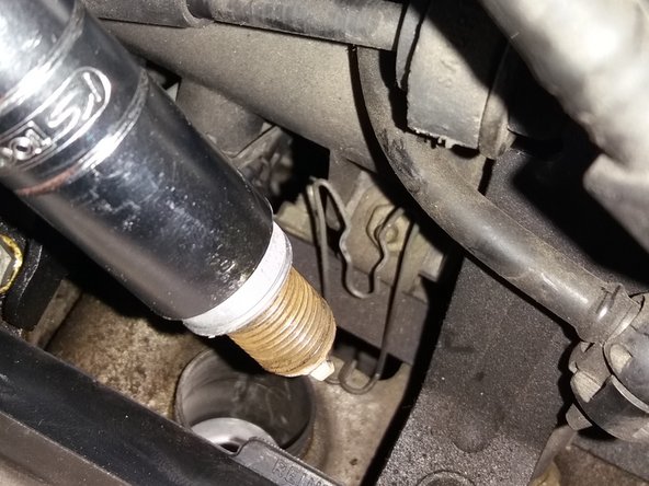 Déposer la bougie à laide du gros cliquet, du cardan et de la douille à bougie de 16