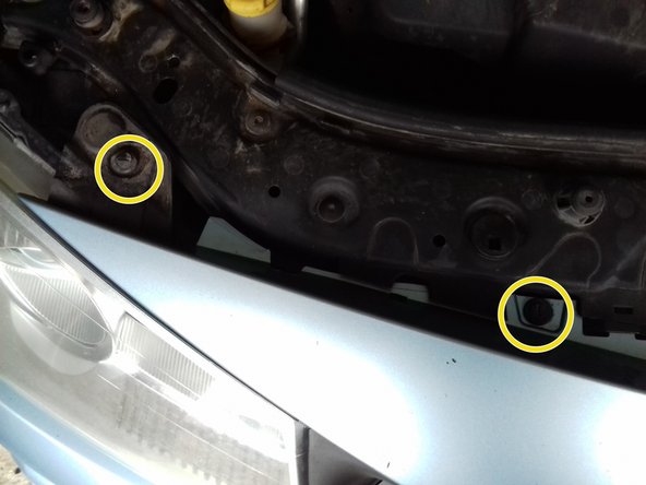 Retirer les clips du compartiment moteur.