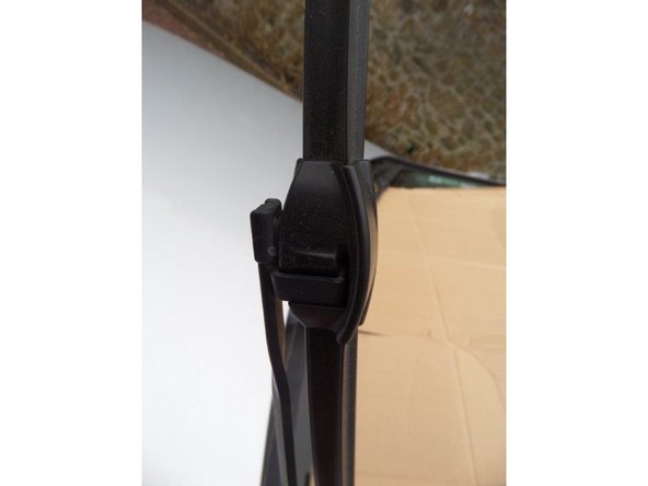 Un quart de tour et l'essuie-glace retrouve sa position définitive bloqué par l'ergot du bras.