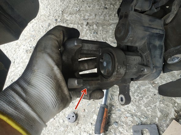 nettoyer l'étrier à l'aide d'une brosse métallique