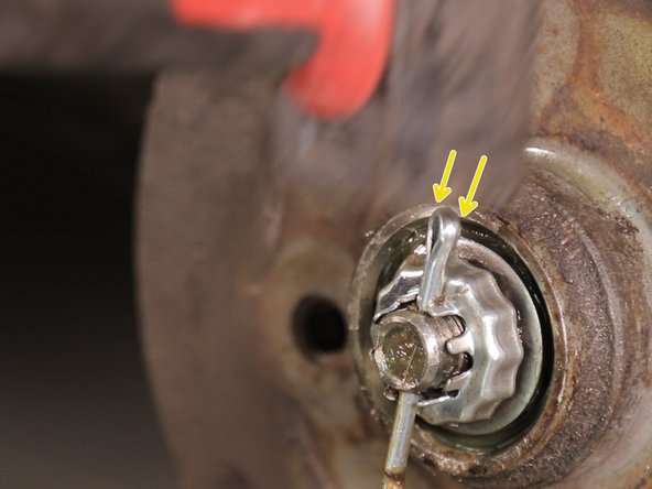 Tapez légèrement sur la goupille avec un marteau si l'alignement n'est pas parfait