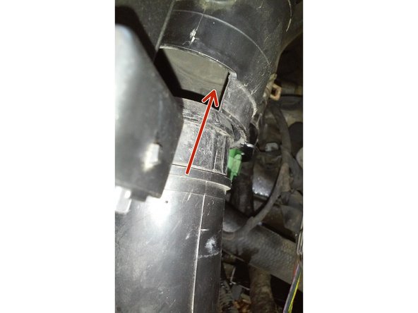 Commencer par emmancher la durite coté filtre à air.