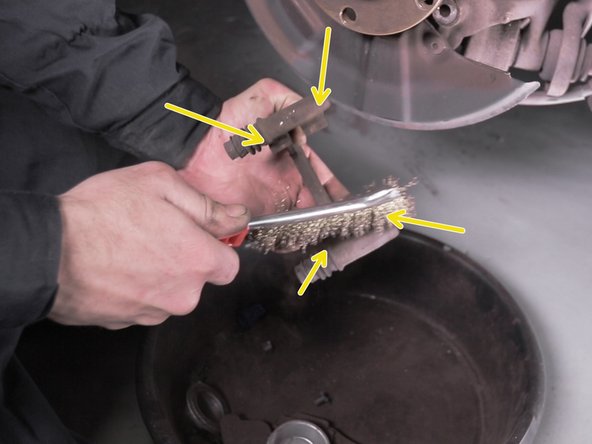 Nettoyer à la brosse métallique le moyeu ainsi que les portées de plaquettes sur le support d'étrier