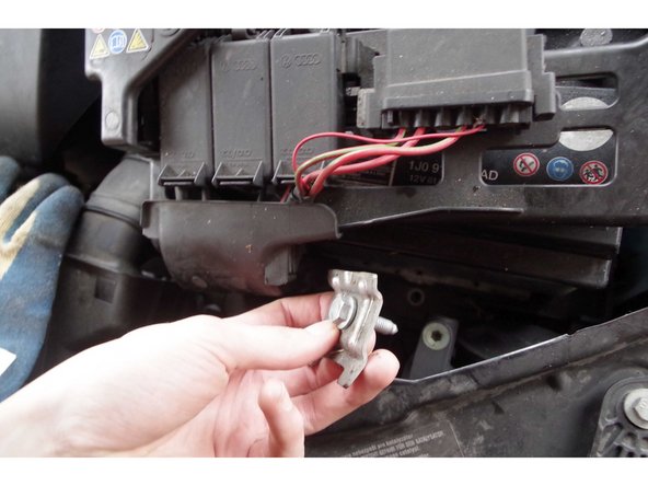 Il faut utiliser un douille de 14 mm (et d'une rallonge) pour pouvoir dévisser et retirer ce frein. Je vous conseille de commencer au cliquet, puis de finir à la main pour ne pas perdre la pièce dans les tréfonds du moteur !