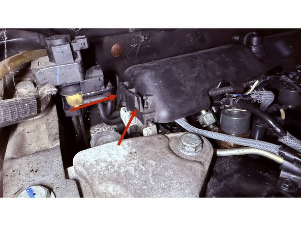 Déclipser le couvercle noir sur lequel était monté le reniflard en dégraffant les languettes de chaque côté de ce dernier