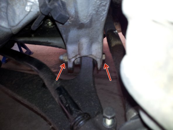 Dévisser le dernier boulon à l'aide de deux clés de 18 mm