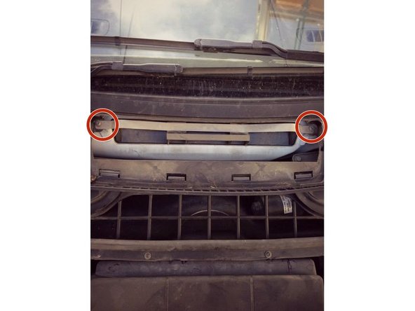 Vous avez maintenant une barre en métal qui protège le filtre habitacle, utilisez un tournevis avec un embout Torx 20 pour pouvoir les dévisser entiérement.