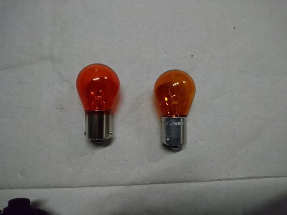 Remplacer l'ampoule par une neuve en comparant que ce sont les mêmes ampoules