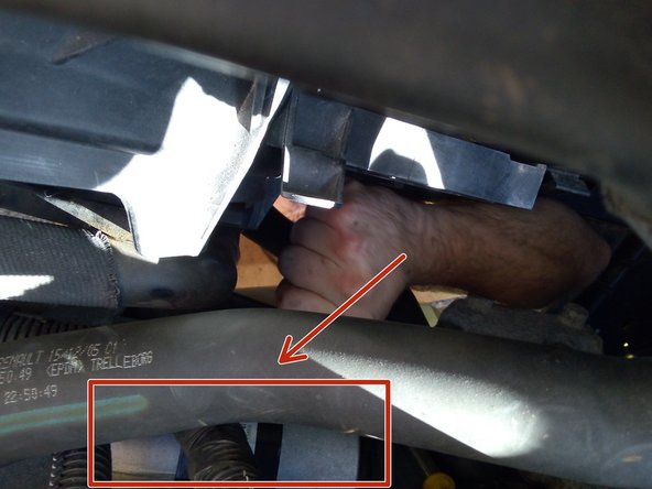 Faire sortir l'ancien et rentrer le nouveau démarreur par le dessous du véhicule