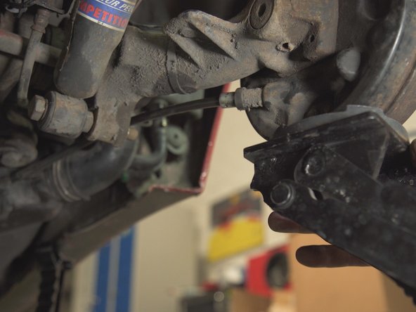 
Before removing the screw, using a jack : raise the rear axle a few centimeters to release the pressure on the shock absorber and the screw
