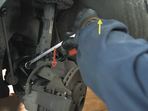 Avec un cliquet et une douille XZN M14 desserrer la vis de maintient