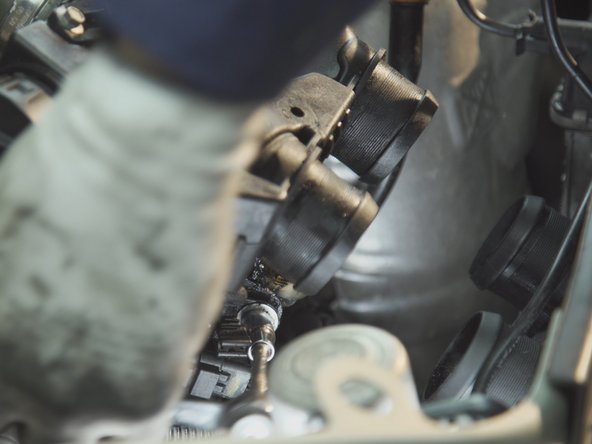 Desserrer la seconde vis du boitier papillon avec un cliquet, une rallonge et une douille de 10