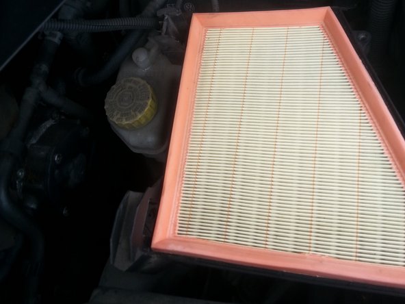 Une fois la boite à air ouverte enlever le filtre