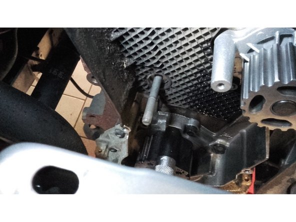 Deviser la vis de 15 et démonter le galet  enrouleur