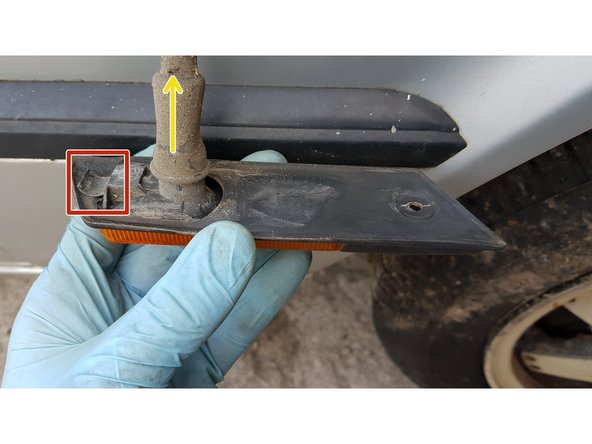 Pour le retirer il faut donc le pousser vers la roue.