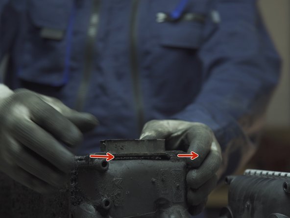 Récupérer la fixation présente sur l'ancien radiateur en la poussant dessus vers l'extérieur