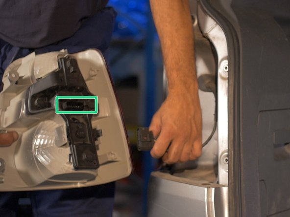 Présenter le nouveau feu et brancher le connecteur à l'arrière de la platine