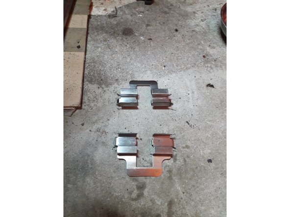 Mettre vraiment très très peu de graisse sur le moyeu afin que cette dernière ne se retrouve pas sur le disque.