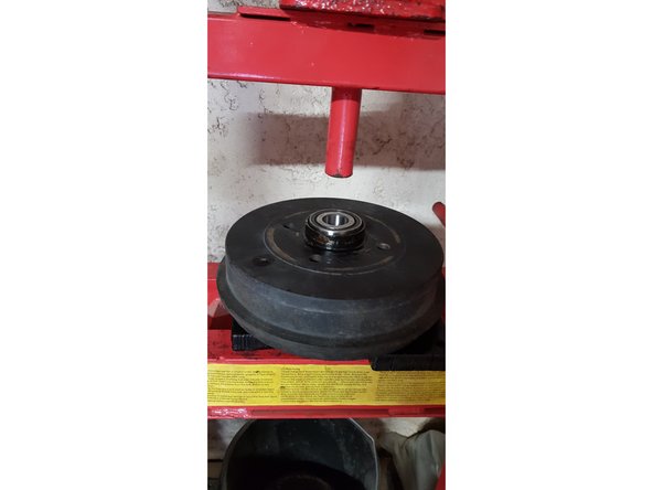 Placez le roulement dans l'alésage.