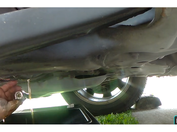 Laisser couler l'huile durant environ 10 minutes.