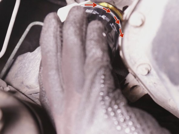 
Tighten the oil filter firmly by hand.
