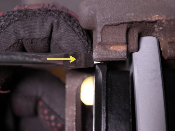 Appuyer sur les accroches à l'aide d'un tournevis plat pour faciliter la pose des plaquettes