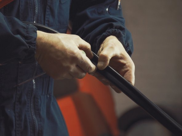 
If the previous window has been broken, clean the ice debris present in the window seal by spreading the lips and sliding a screwdriver inside.

