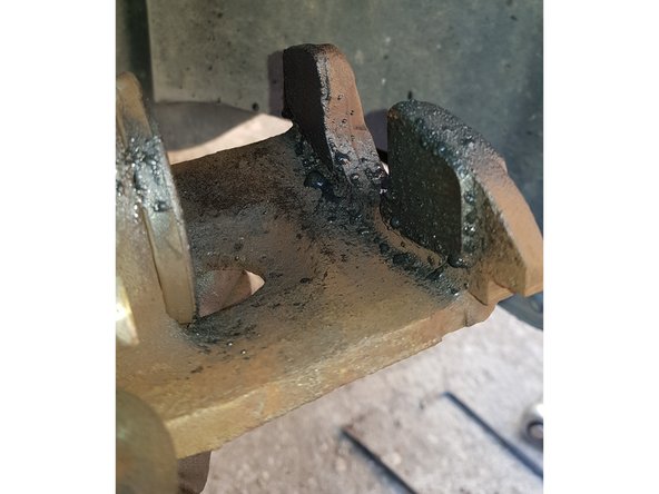 Ne pas en pulvériser sur les surfaces de frottement.