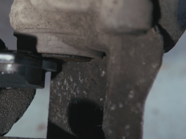 Glisser le piston dans l'accroche de la plaquette