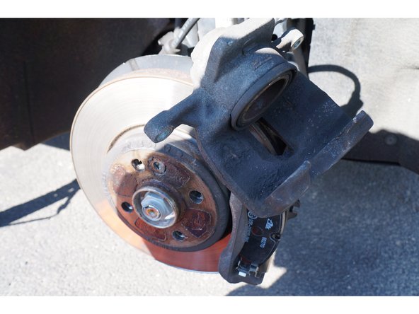 Remettre l'étrier en place.