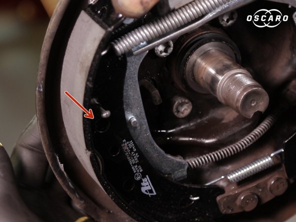 Placer le rivet dans le trou