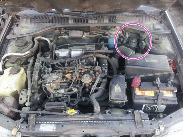 Vous devez repérer le bocal de liquide de frein dans le compartiment moteur.