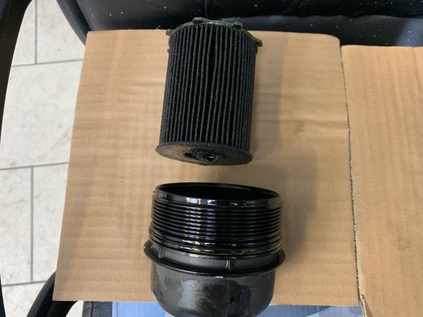 Retirer la cartouche du filtre à huile en la tirant vers le haut